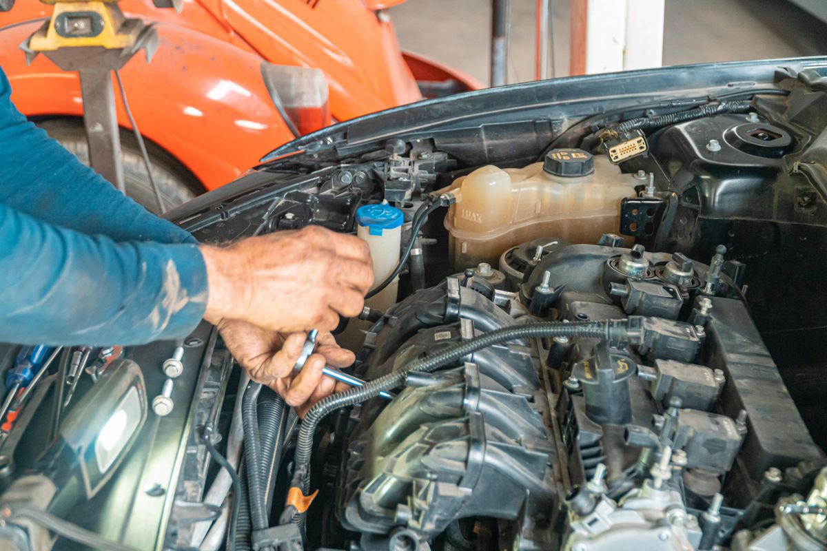 Monteur werkt aan een automotor